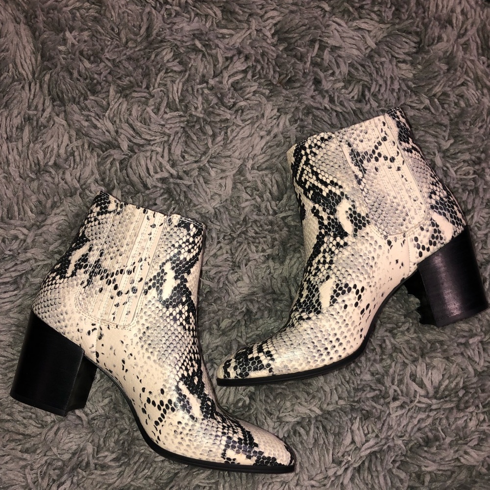 BRAND NEW STEVE MADDEN SNAKESKIN BOOTIES